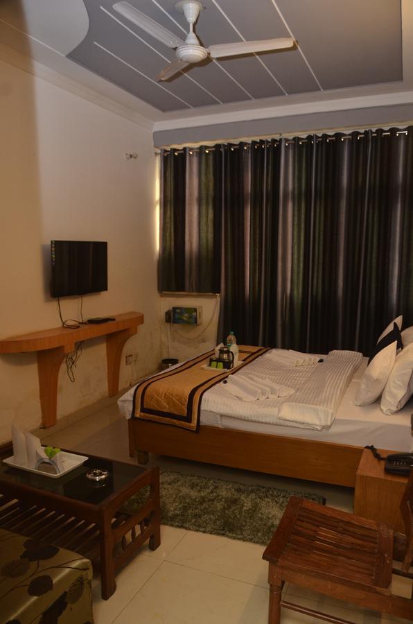 Oyo 8076 Hotel Europe Plaza Lucknow Exterior foto